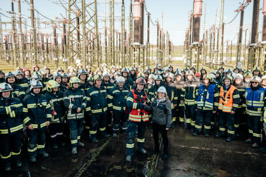 Leiterin APG-Betriebsregionen Sabrina Liebetegger mit Kommandant Jochen Spitzhüttl_c_NiklasStadler_APG_Sarasdorf-328.jpg